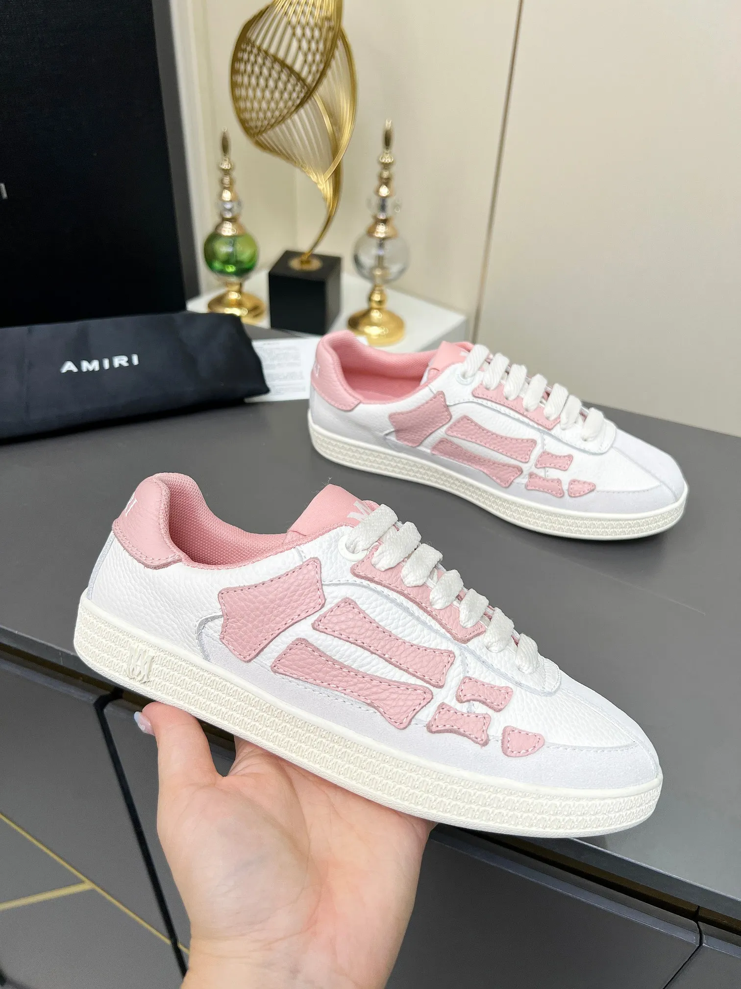Men's Men's Shoes 💰580 Bone Shoes · AMIRI Skel-Top AMIRI 🔥 launches a new "ThePacific" series of low-top casual sports moral training shoes in the early spring of 2025. This iconic shoe covers men's and women's shoes, drawing inspiration from the brand's classic sports style and elegantly integrating West Coast style. "The Pacific" contrasting five-pointed star series is rooted in Amiri's unique California genes, showing the freedom and leisure atmosphere of the West Coast. This series launches two styles that incorporate the brand's iconic elements: the leather version is made of pure white leather with a same-color sole, and is embellished with star patterns on the side of the shoe, just like the bright starry sky of California. The black and ocean blue colors are shared by men and women, and there is also a red star model exclusive for men and a light pink star model exclusive for women. The suede model is decorated with the brand's classic bone pattern on the side of the shoe. The rubber sole and suede fabric complement each other. The color scheme covers black, chocolate and sand, and is suitable for both men and women. Made of imported cowhide and decorated with bone pieces on the sides of the upper, it is novel and unique and has a good three-dimensional effect! High-density breathable mesh lining + original molded TPU outsole 🙏 Recommended by celebrities, bloggers and internet celebrities, 🚵🏻 an indispensable item for shopping, partying and traveling. One of the most unmissable sneakers in 2025 ✦Color: 10 colors available ✦Size: Women’s size 35--40